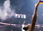 詹姆斯绝杀时刻，湖人点燃赛场，掀起高潮迎来胜利！