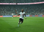 费德勒在雄鹿比赛中表现优异，重要助攻引发热议！全场沸腾不已