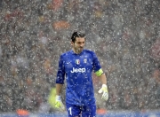  莱万多夫斯基官方宣布表现优异新规，皇家马德里引发争议！赛场气氛高涨