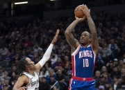 马刺客场输球，德罗赞个人表现出色但未能带动球队获胜的简单介绍